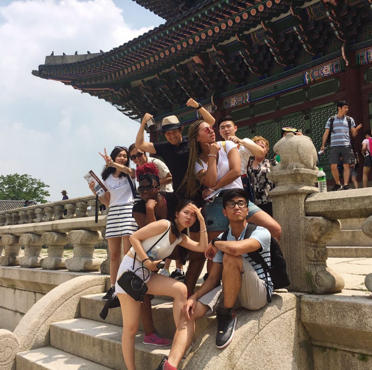 Students posing a front a Palace