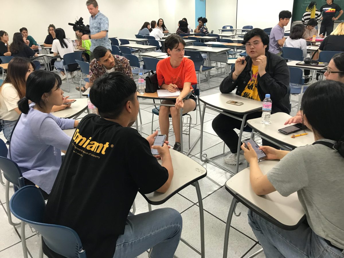 American students getting to know Korean students