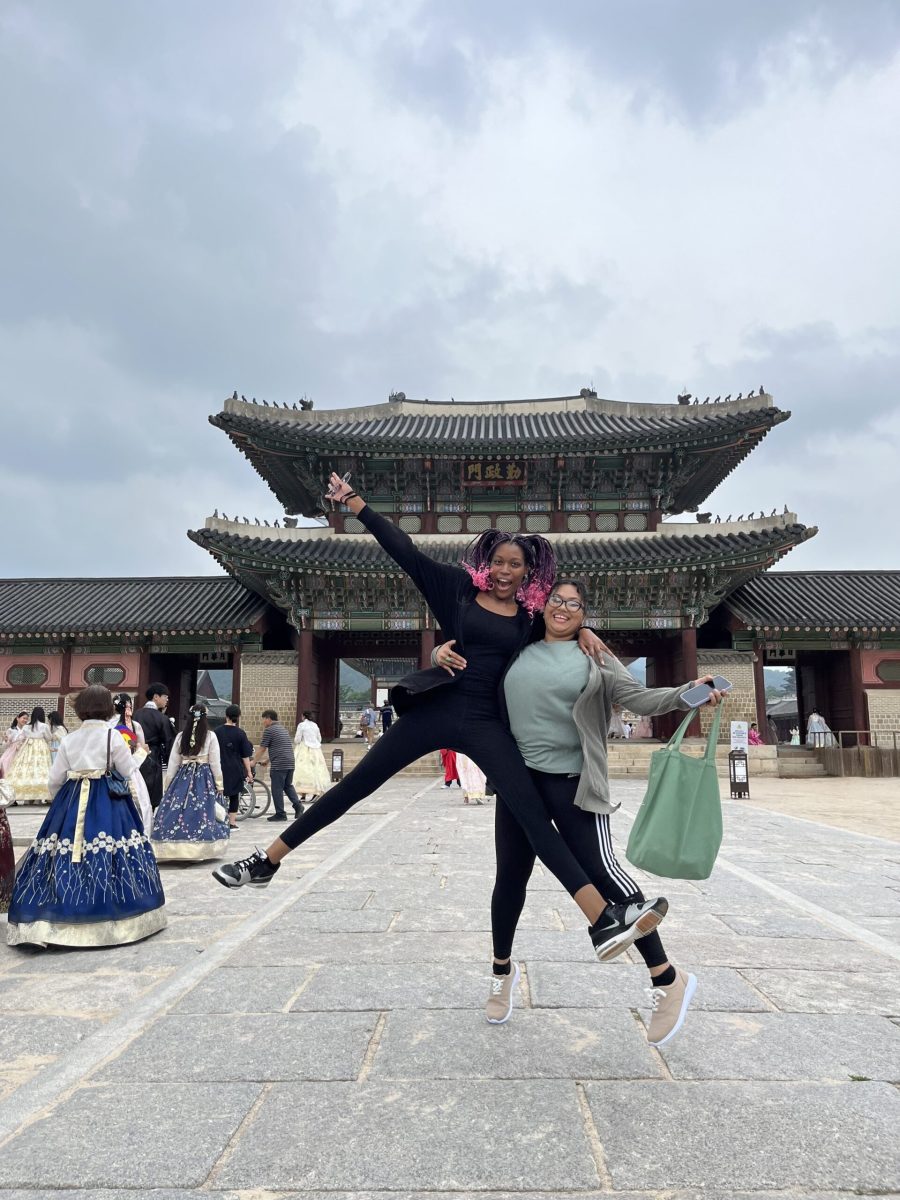 Students a front of the Gyeongbokgung Palace